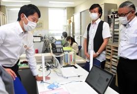 ヤングケアラーの専門相談窓口を視察する斎藤元彦知事（左）＝神戸市中央区坂口通２