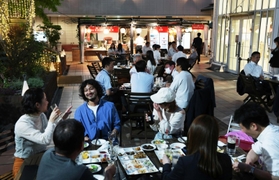 「アジアン夜市」がテーマのビアガーデンで、夕涼みしながら、ビールや料理を楽しむ人たち＝１日夜、神戸市中央区明石町、大丸神戸店「旧居留地ビアガーデン」（撮影・長嶺麻子）