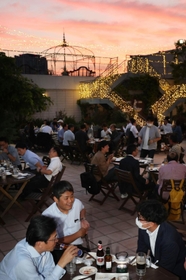 夕涼みしながらビールや料理を楽しむ人たち＝神戸市中央区明石町、「旧居留地ビアガーデン」（撮影・長嶺麻子）
