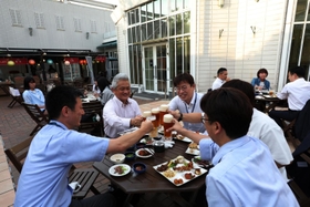 夕涼みしながらビールや料理を楽しむ人たち＝神戸市中央区明石町、「旧居留地ビアガーデン」（撮影・長嶺麻子）