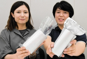 宇宙へ送った真空パックの試作品を持つ足立美由希社長（左）と見尾谷有希さん＝兵庫県多可町中区安楽田