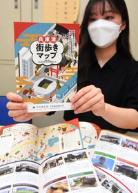 大手前大の学生が中心となって制作した「兵庫津」街歩きマップ＝兵庫県庁