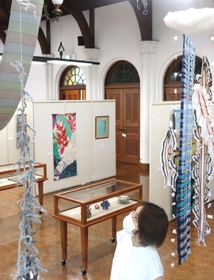 蜘蛛の糸をモチーフにした作品（左）などが楽しめる会場＝神戸市灘区王子町３