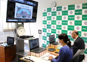 日銀本店から神戸市立宮本小学校とつないで展開されたオンライン授業＝東京都中央区