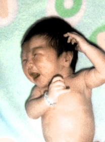 生まれたばかりの翼さん。神戸市中央区の病院とみられる＝１９９５年１月１７日（提供）