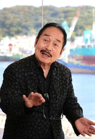 「家島には世界の景色が詰まっている」。画家の目で見た家島の魅力を語った松井さん＝２０２０年１１月、姫路市家島町真浦