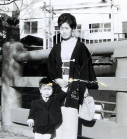 幼い日の勝利さんと、和服姿の母・玉枝さん＝１９７０年ごろ、神戸市長田区（提供）