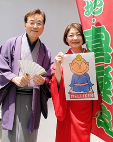 メリケンさんのイラストを手にする桂あやめさん（右）と桂文之助さん＝神戸市兵庫区新開地２