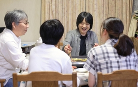 子どもたちとホットプレートを囲む秋吉一恵さん（右から２人目）＝尼崎市内（撮影・小林良多）