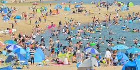 コロナ禍前のアジュール舞子。家族連れでにぎわう海辺＝２０１５年８月、神戸市垂水区海岸通