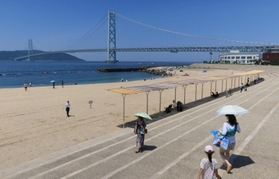 コロナ禍で海水浴場として開設されず、人影の少ない砂浜＝２０２１年７月、神戸市垂水区、アジュール舞子