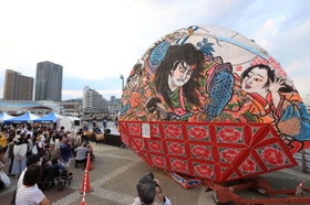 ミナト神戸に登場した「弘前ねぷた」の灯籠＝３日夕、神戸市中央区東川崎町１（撮影・吉田敦史）