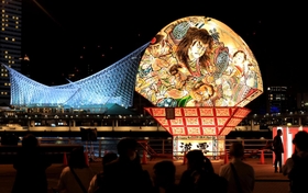 神戸港の夜景をバックに、雄姿を披露した「弘前のねぷた」＝３日夜、神戸市中央区東川崎町１（撮影・吉田敦史）