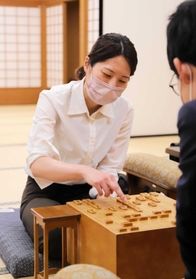 終局後、感想戦を行う里見香奈女流四冠＝５月２７日夜、関西将棋会館（撮影・小林伸哉）