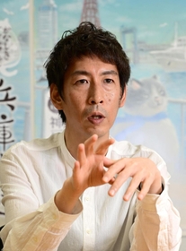 「マルと一緒に旅する中で、兵庫でも別の物語が生まれるかも」と話す早見和真さん＝神戸新聞社（撮影・中西幸大）