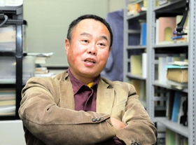 日韓を取り巻く現状について解説する神戸大大学院国際協力研究科の木村幹教授＝神戸市灘区六甲台町