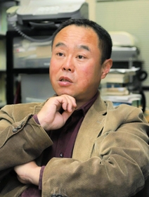 日韓を取り巻く現状について解説する神戸大大学院国際協力研究科の木村幹教授＝神戸市灘区六甲台町