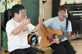 指を使ったあそびうたで盛り上げる「かば☆うま」の馬賣真人さん（左）と和田武蔵さん＝神戸市北区泉台５、正英幼稚園
