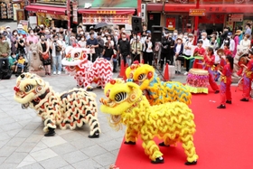 ３年ぶりの開催となった端午節のイベント。獅子舞が披露され、大勢の観光客が見守った＝５日午前、神戸市中央区元町通１