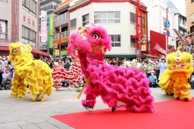 ３年ぶりの開催となった端午節のイベント。獅子舞が披露され、大勢の観光客が見守った＝５日午前、神戸市中央区元町通１