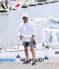 小型ヨットでの単独無寄港太平洋横断を世界最高齢で達成した海洋冒険家の堀江謙一さん＝５日午後、西宮市西宮浜４、新西宮ヨットハーバー（撮影・斎藤雅志）