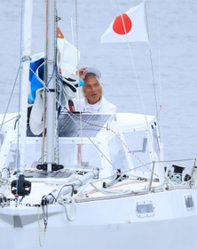 帰港した堀江謙一さん＝５日午後、兵庫県西宮市西宮浜４（撮影・鈴木雅之）