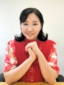 悪性リンパ腫の闘病経験を語る愛華みれさん＝東京都（提供写真）