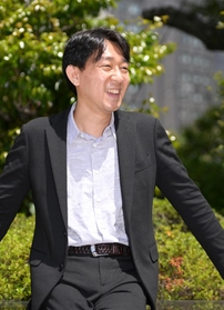 「書いていると自然に故郷が出てくるというか。『朱色の化身』にも尼崎が出てきます」と語る塩田武士さん＝京都市下京区（撮影・秋山亮太）