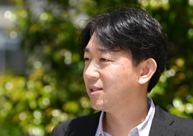 「『朱色の化身』の取材でお会いしたのは魅力的な人ばかり。その人たちに助けられた」と語る塩田武士さん＝京都市下京区（撮影・秋山亮太）