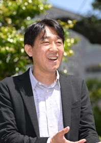 「新聞記者だった１０年は宝物。その基礎があるから仕事を続けている」と語る塩田武士さん＝京都市下京区（撮影・秋山亮太）