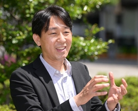 「『朱色の化身』はリアリティーに極限までこだわった。それを徹底すると小説がおもしろくなる」と語る塩田武士さん＝京都市下京区（撮影・秋山亮太）