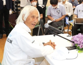 会見で冒険を振り返る堀江謙一さん＝５日午後、西宮市西宮浜４、新西宮ヨットハーバー（撮影・鈴木雅之）
