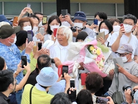 詰めかけた人々に祝福される堀江謙一さん＝５日午後、西宮市西宮浜４、新西宮ヨットハーバー（撮影・斎藤雅志）
