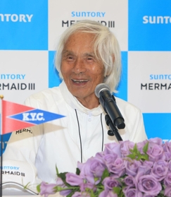 記者会見で航海を振り返る堀江謙一さん＝５日午後、西宮市西宮浜４、新西宮ヨットハーバー（撮影・斎藤雅志）