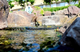 浄化センター敷地内の「せせらぎ公園」。処理された水が放流されている＝明石市大久保町八木、市立大久保浄化センター