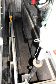 エアレーションタンク。酸素を送り微生物を活性化させる＝明石市大久保町八木、市立大久保浄化センター