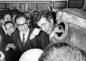 「初心を忘れずに」。若さいっぱいの石井一さん。ダルマを前に男泣き＝１９６９年１２月２７日、神戸市内