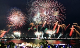 神戸港の夜空に大輪を咲かせる花火＝２０１９年８月