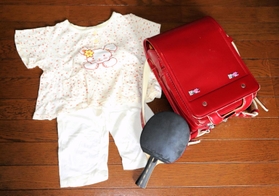 ３人で一緒に暮らし始めたときの幼児用パジャマなど思い出の品々＝神戸市北区