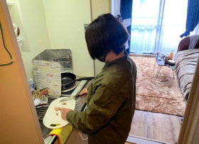 １人暮らしを始めたアパートで調理をする＝神戸市北区