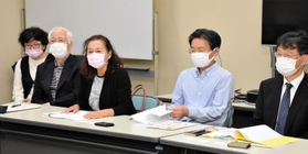 仮処分申し立てについて説明する弁護士と住民ら＝神戸市中央区橘通１、県弁護士会館別館