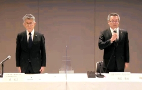 オンライン会見に臨む川崎重工業の渡辺達也専務執行役員（右）と川重冷熱工業の森宏之新社長＝７日午後、東京都内