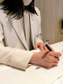 離婚後１年４カ月で養育費が途切れた女性。母子世帯の４人に１人しか養育費を受け取っていない＝淡路市夢舞台