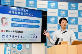 暴力団が絡む事件が相次いだのを受け、「異変があれば通報を」と呼びかけた兵庫県の斎藤元彦知事＝８日午後、県庁