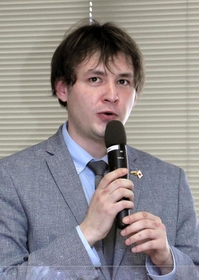 ロシアによるウクライナ侵攻について語るナザレンコさん＝兵庫県議会大会議室