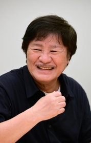 活動５０周年の節目や新作アルバムについて語る歌手の堀内孝雄＝神戸新聞社
