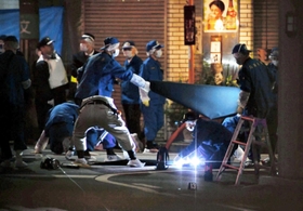 ２０１９年１１月、神戸山口組の幹部が射殺された事件で、現場付近を調べる兵庫県警の捜査員ら＝尼崎市