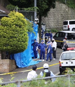 発砲事件があった特定抗争指定暴力団神戸山口組の井上邦雄組長宅を調べる捜査員＝５日午後、神戸市北区