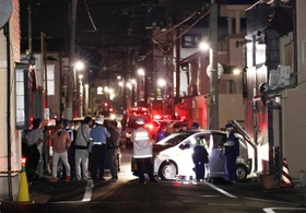 指定暴力団絆会の織田絆誠代表の自宅に突っ込んだとみられる軽乗用車＝６日夜、神戸市長田区