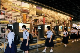 人と防災未来センターの展示を見て回る中学生＝神戸市中央区脇浜海岸通１
